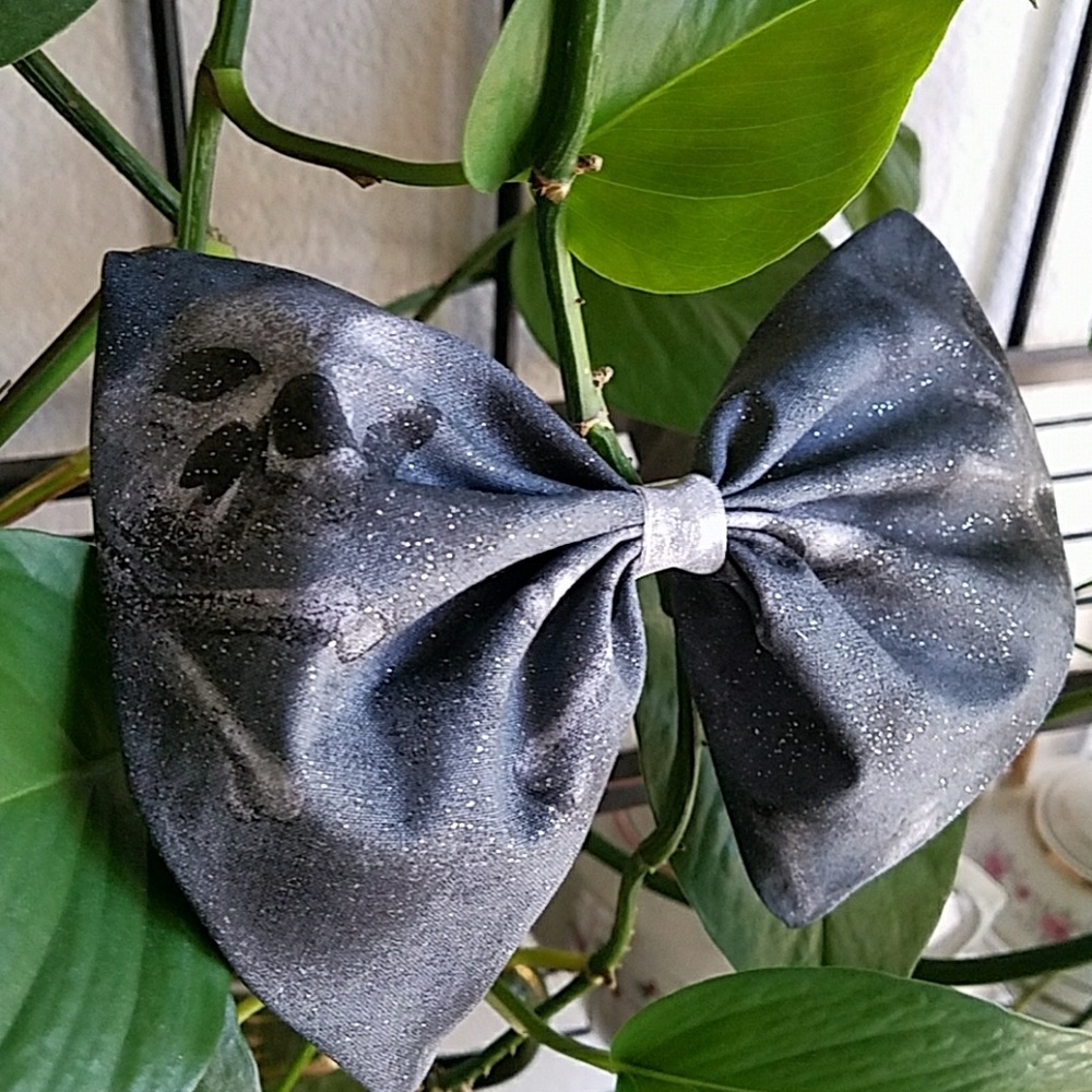 Custom large 7in by 5in skull hair bow
